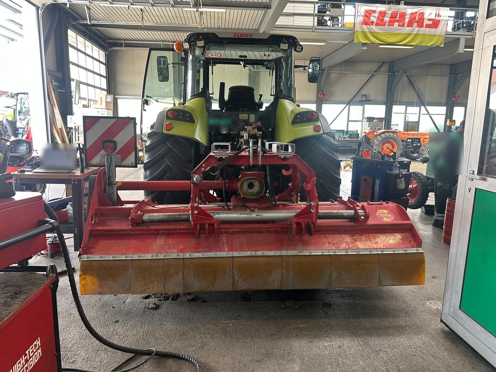 Trincia a mazze montata su un trattore in un'officina agricola, pronta per l'equilibratura